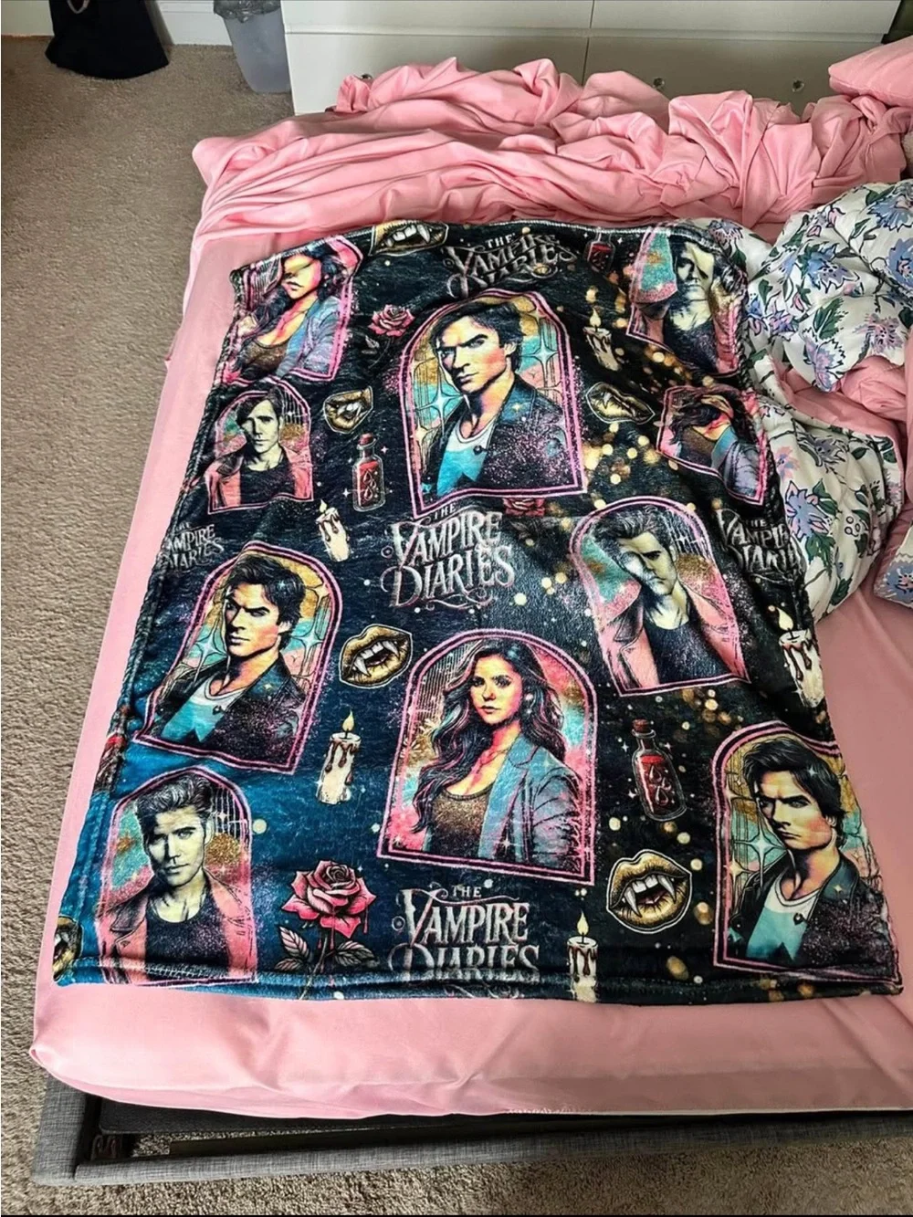 The Vampire Diaries Plush Throw Blanket - Pink & Black